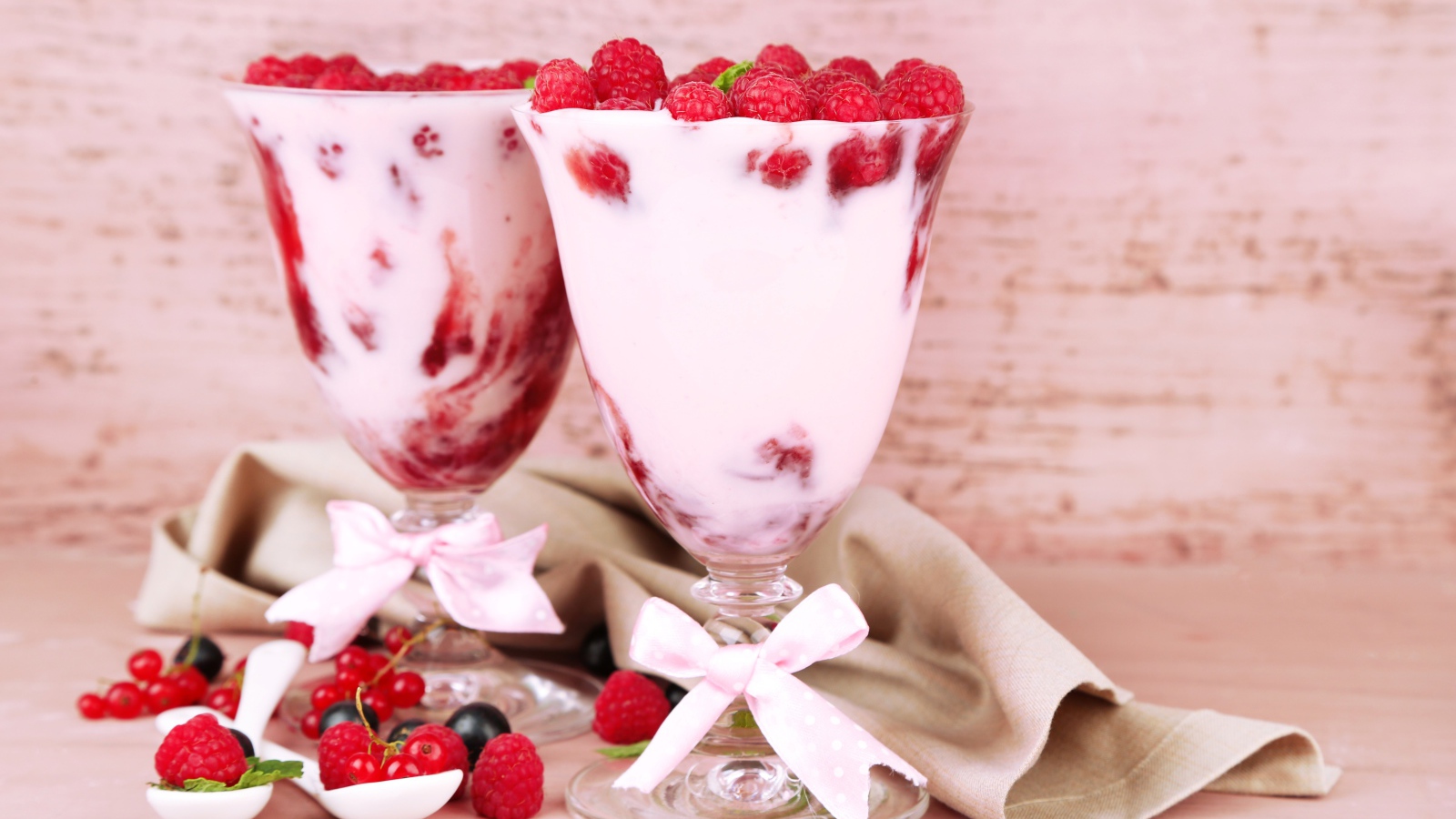 Две креманки с десертом из йогурта и малины