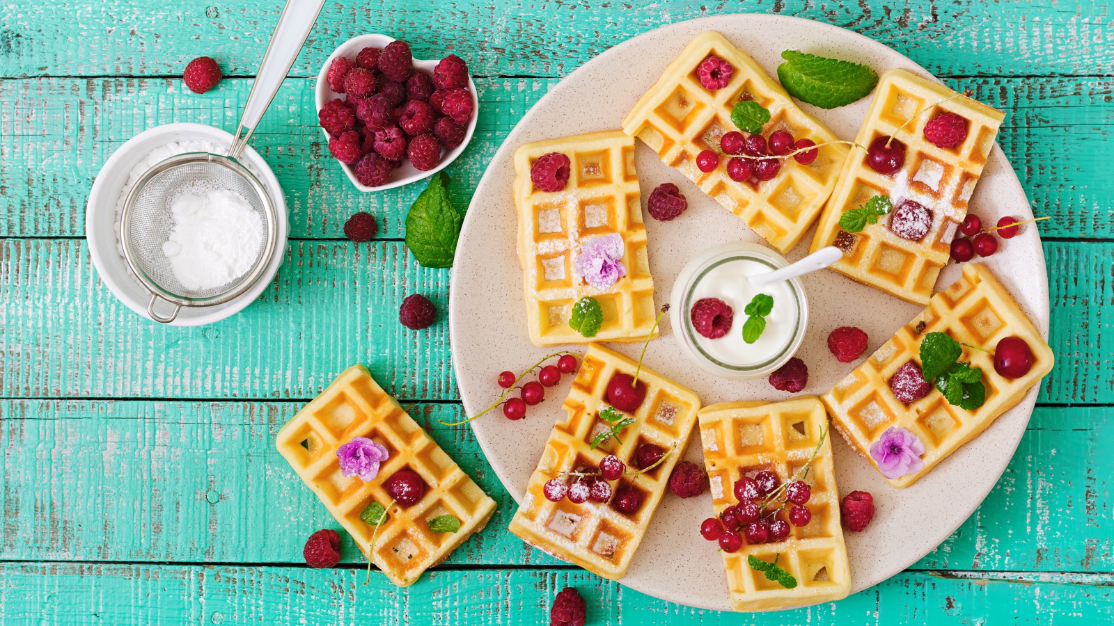 Вафли с малиной и красной смородиной на тарелке