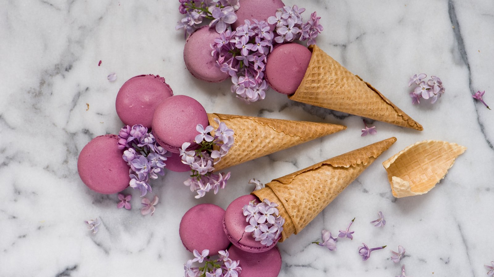 Вафельные рожки с макарунами и цветами сирени 