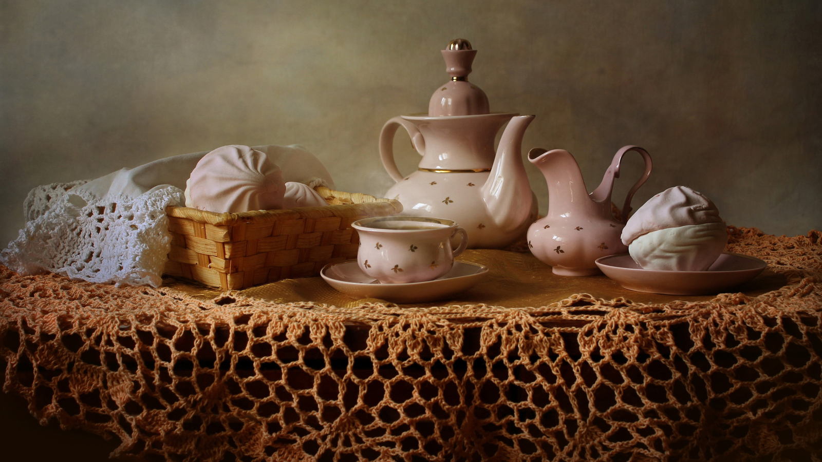 Белый зефир  на столе с чайным сервизом 