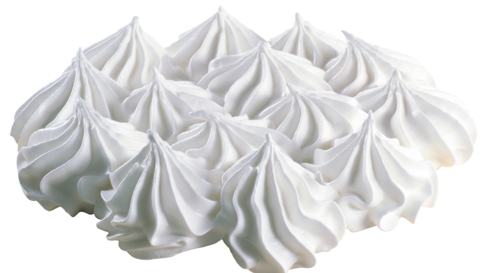 Белое воздушное безе на белом фоне