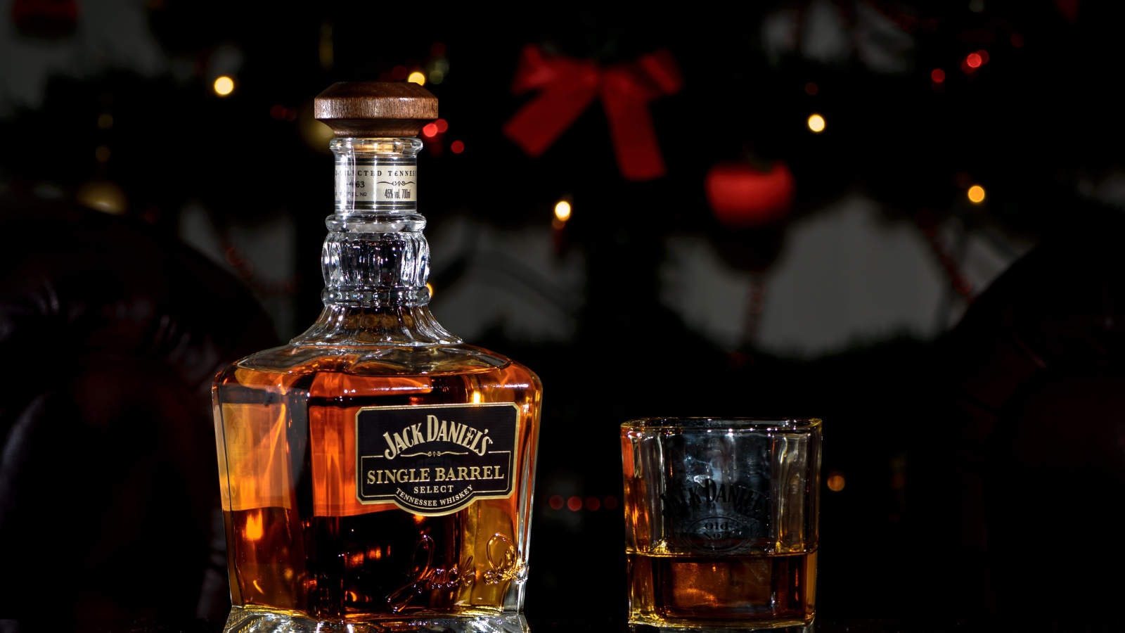 Бутылка виски Jack Daniels с рюмкой