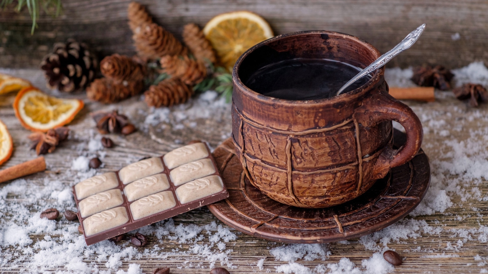 Чашка кофе на столе с шоколадом 