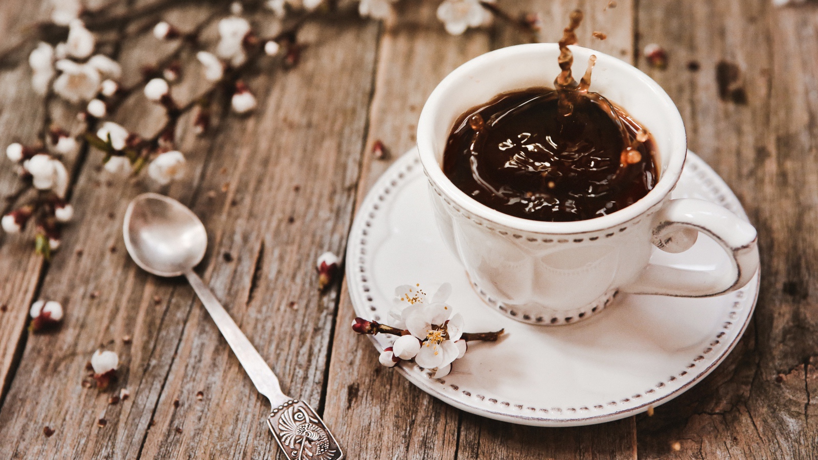 Чашка кофе на столе с цветами абрикоса