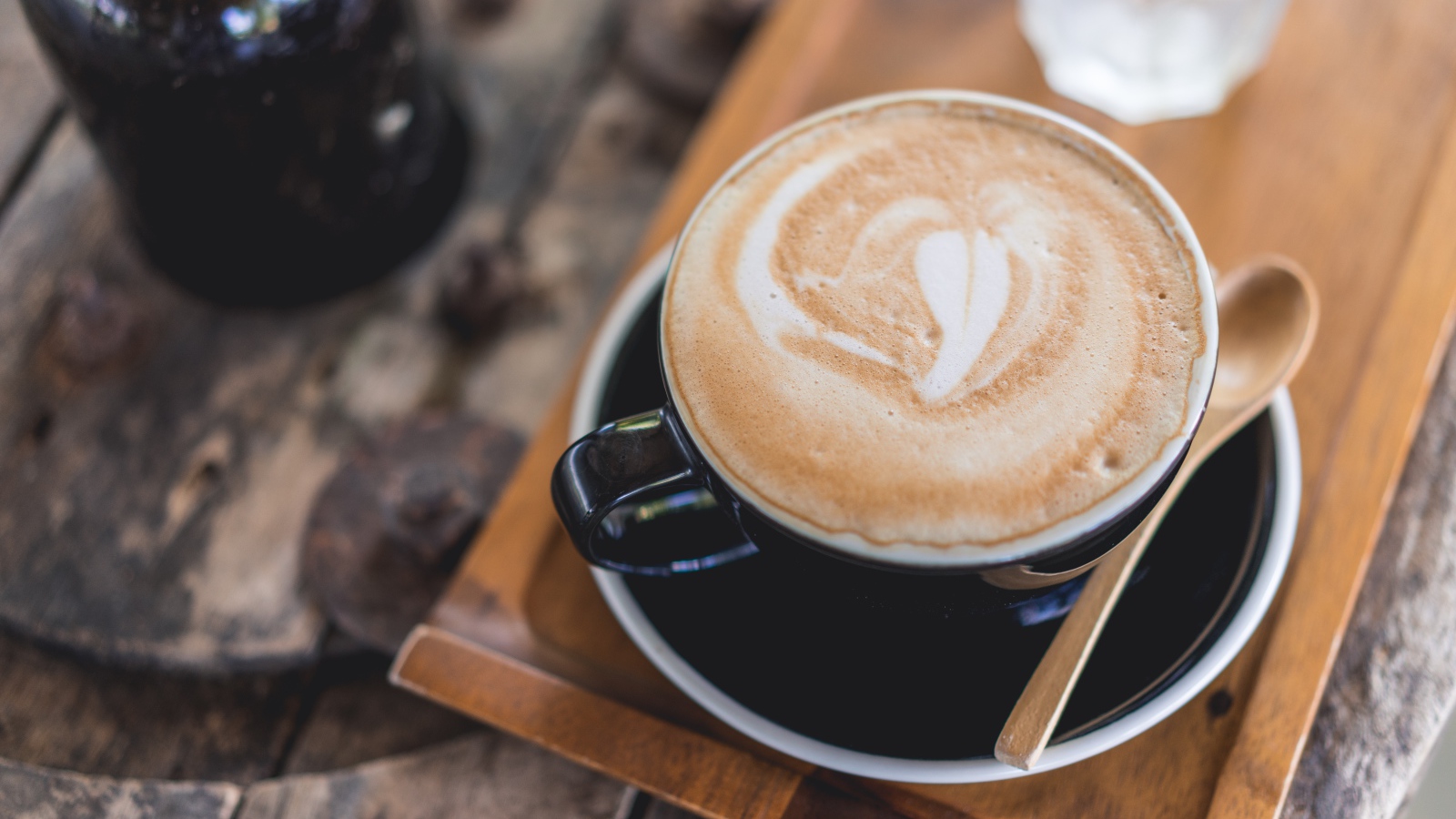 Большая чашка кофе с пеной на столе