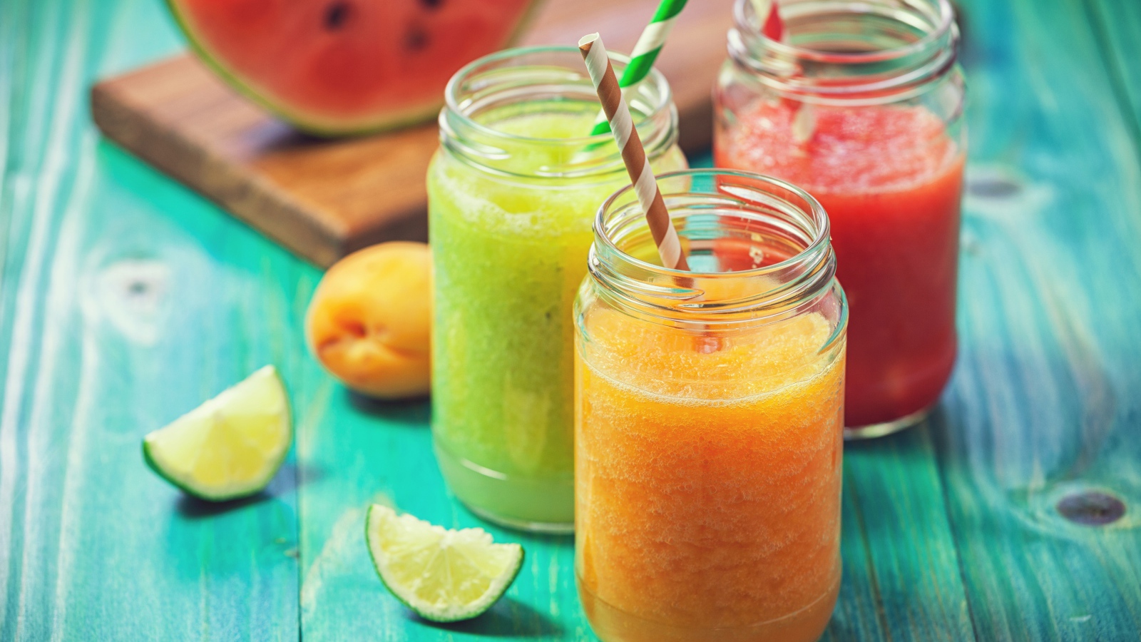 Аппетитное свежее ягодное смузи в баночках на столе