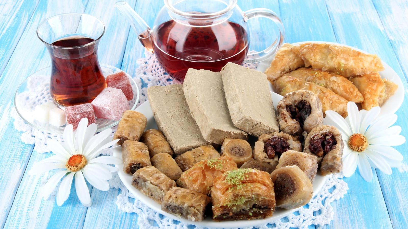 Ароматный чай на столе с восточными сладостями