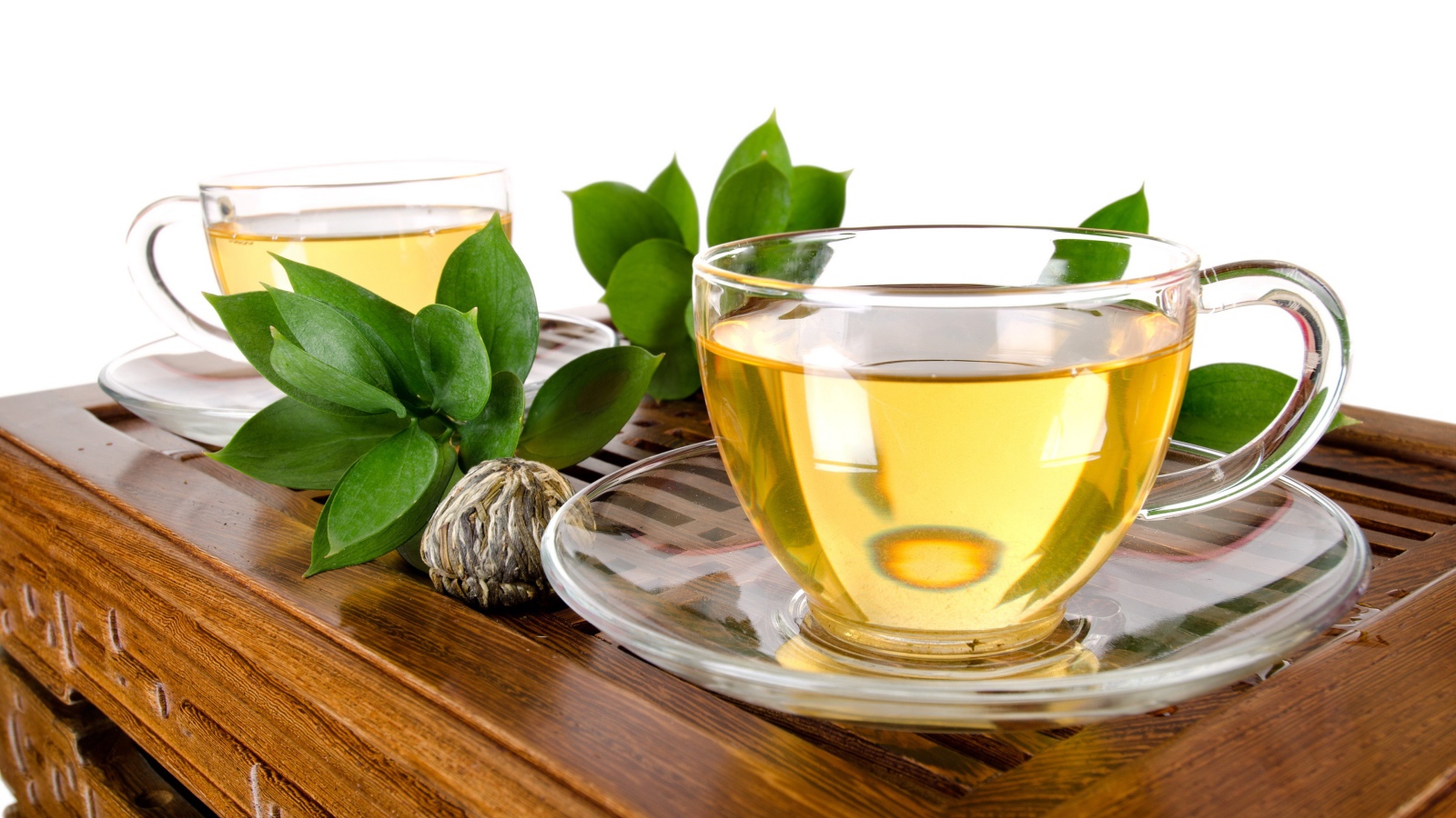 Стеклянные чашки на столе с зеленым чаем