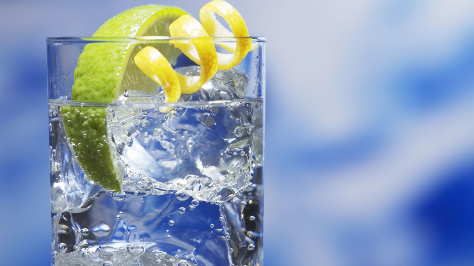 Лимонад в стакане со льдом и лаймом 