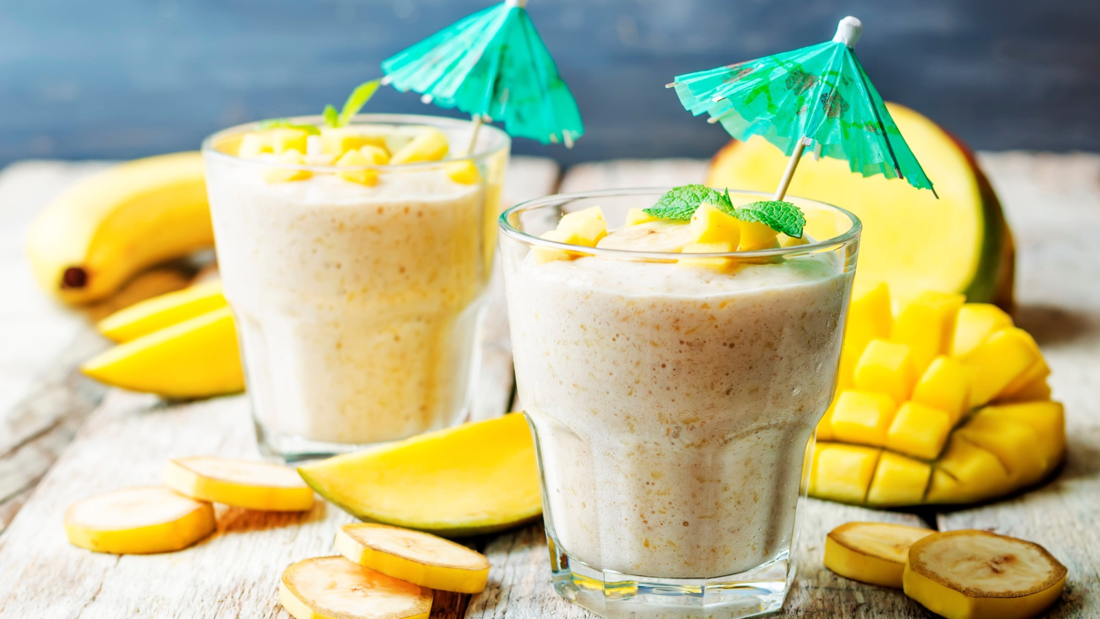 Молочный коктейль с авокадо и бананами