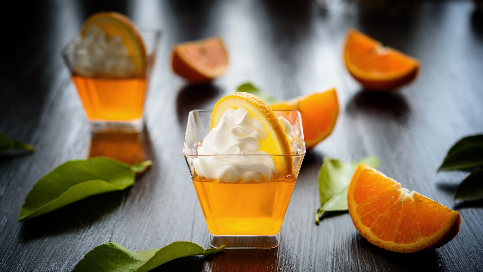 Апельсиновый коктейль со сливками на столе