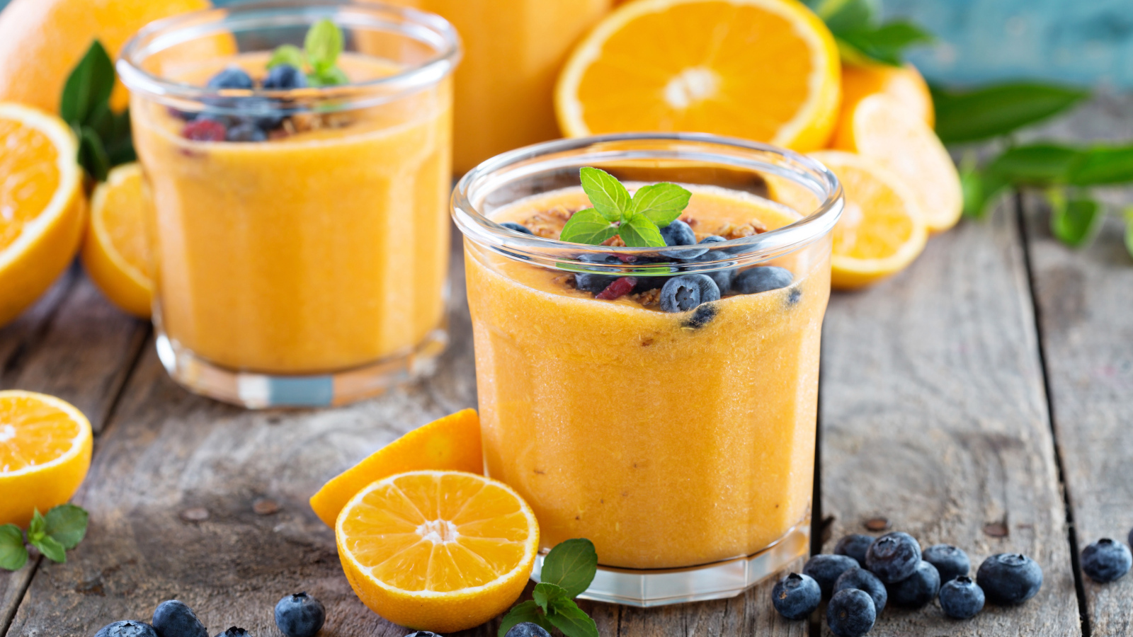 Апельсиновый сок в стакане с ягодами черники
