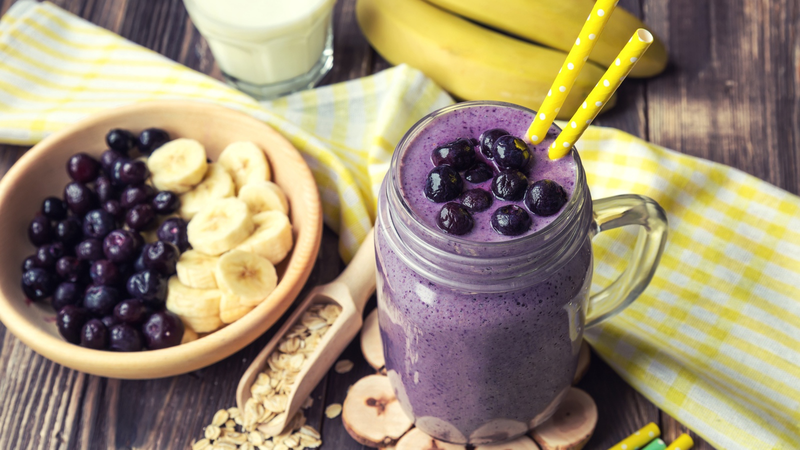 Смузи с черникой, бананом и овсяными хлопьями