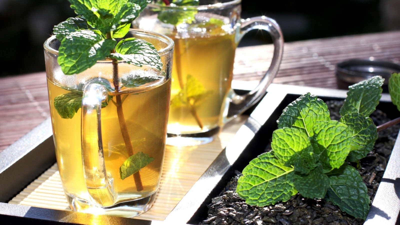 Две чашки освежающего чая с мятой