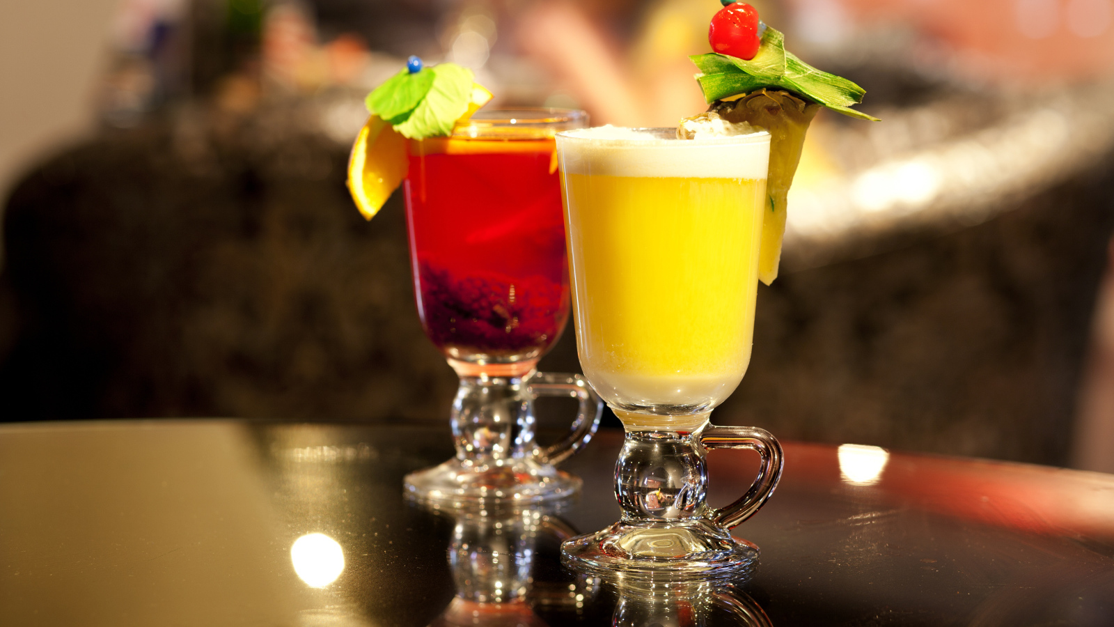 Два стакана с коктейлями на столе 