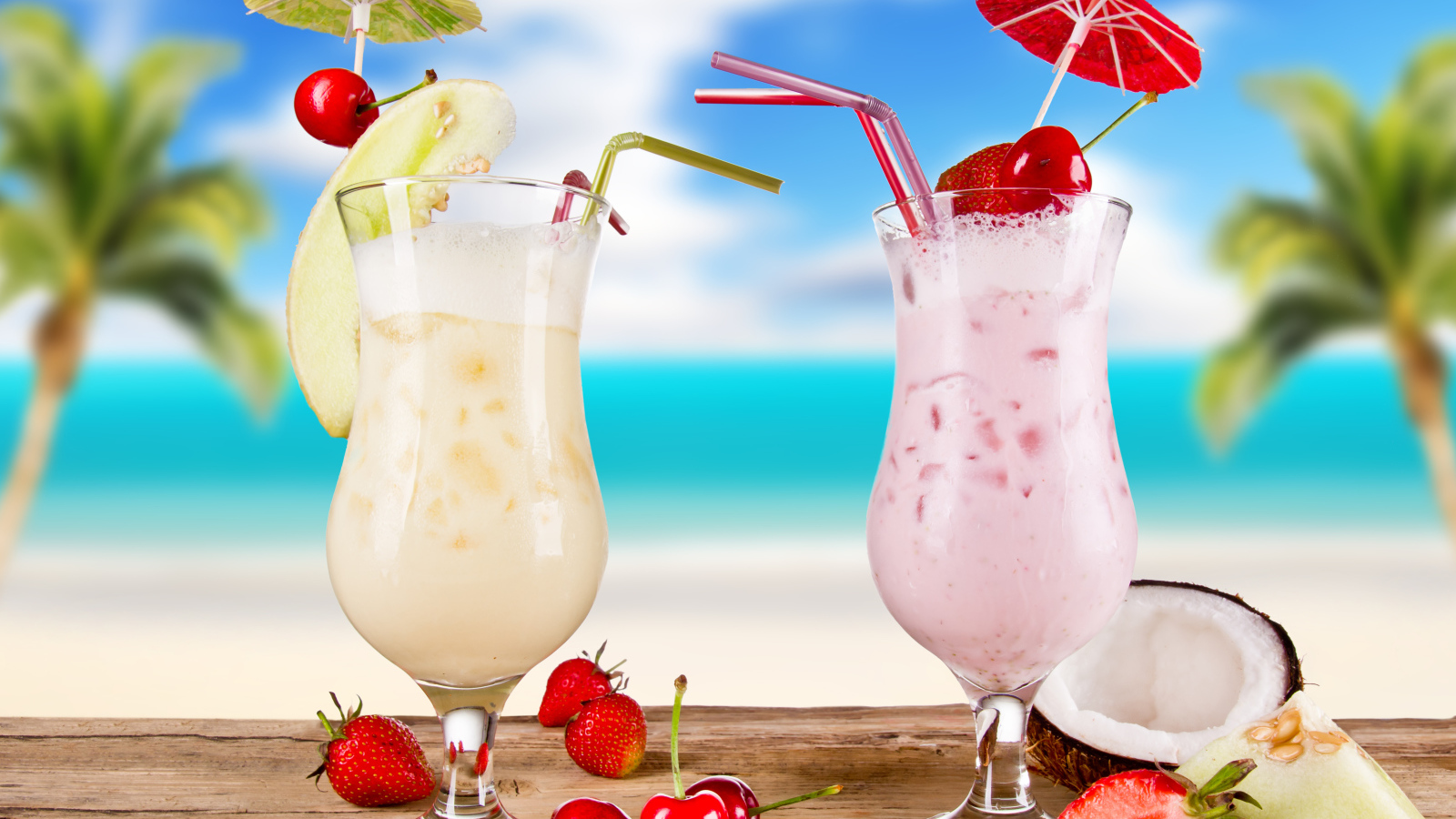 Два тропических коктейля на столе 