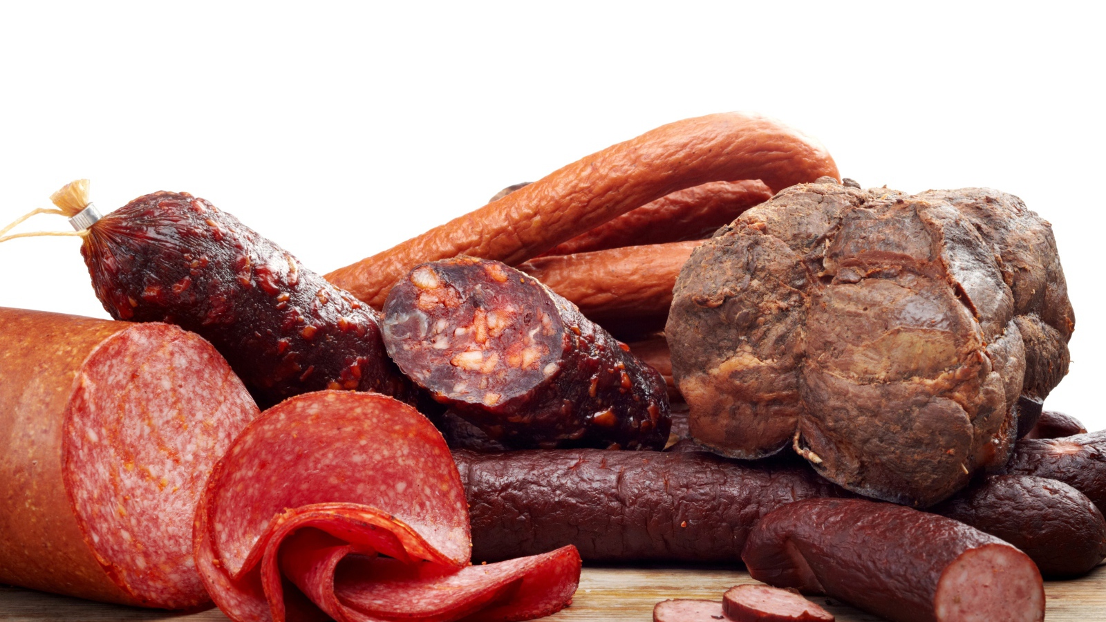 Аппетитная колбаса и мясо на белом фоне