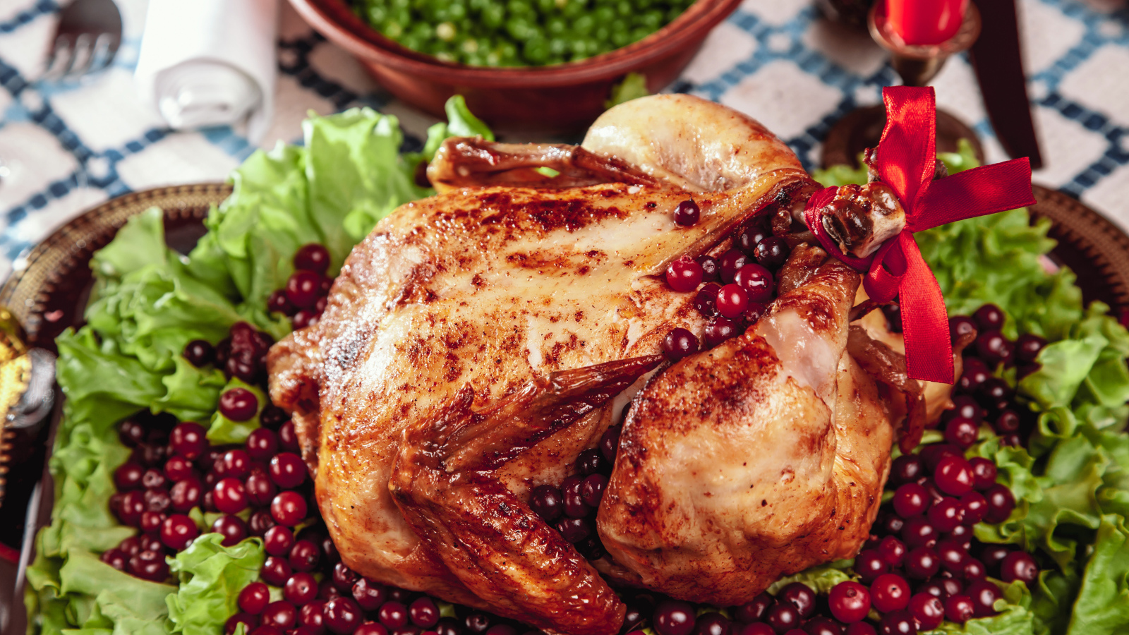 Запеченная курица с ягодами клюквы и листьями салата