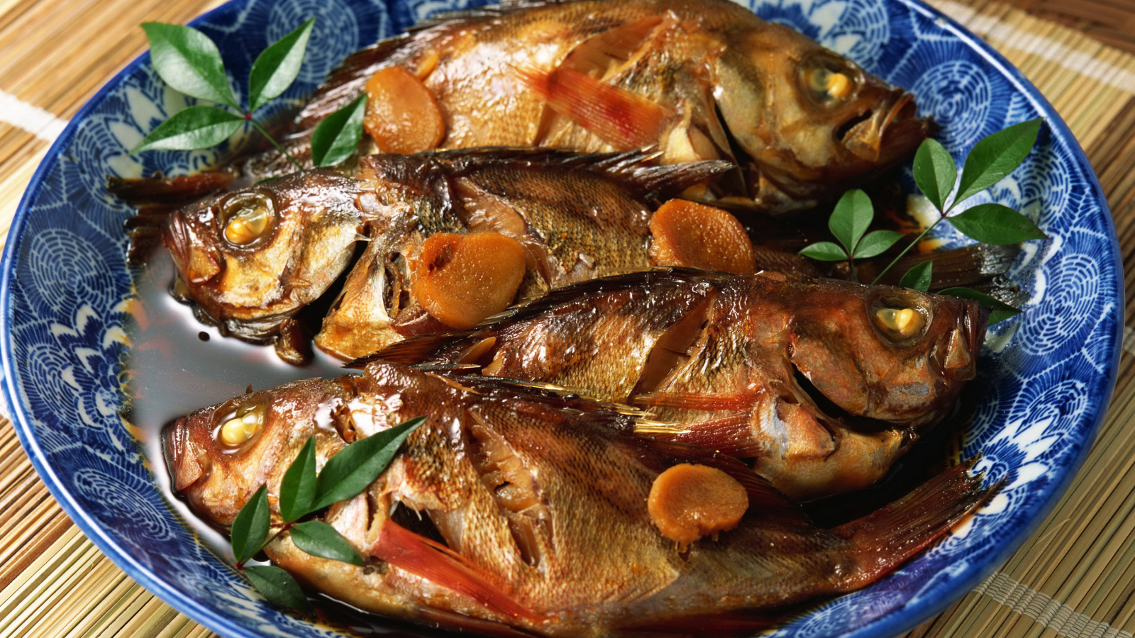 Запеченная рыба с соусом на красивой тарелке