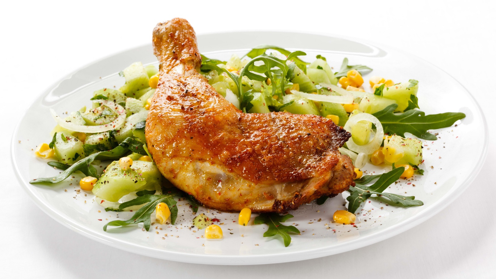 Куриный окорочок с салатом на белом фоне