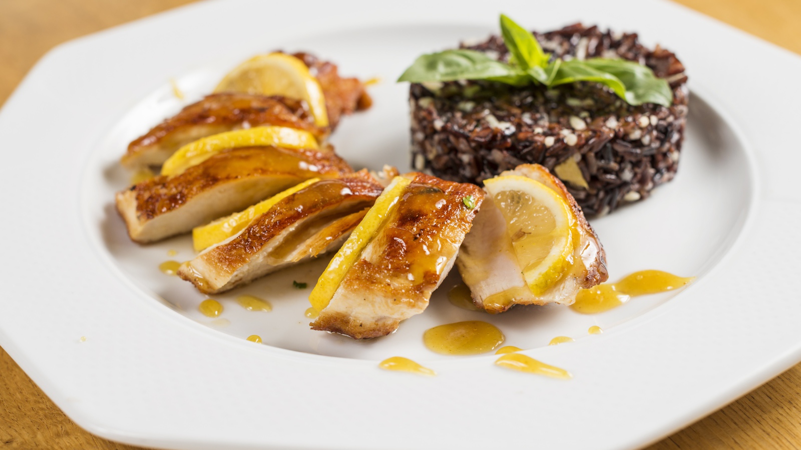 Куриный рулет на белой тарелке с рисом