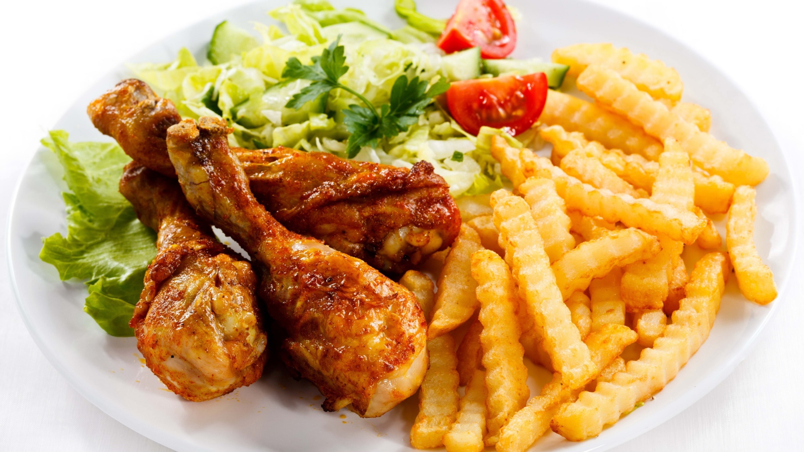 Жареные куриные ножки с картофелем фри и салатом