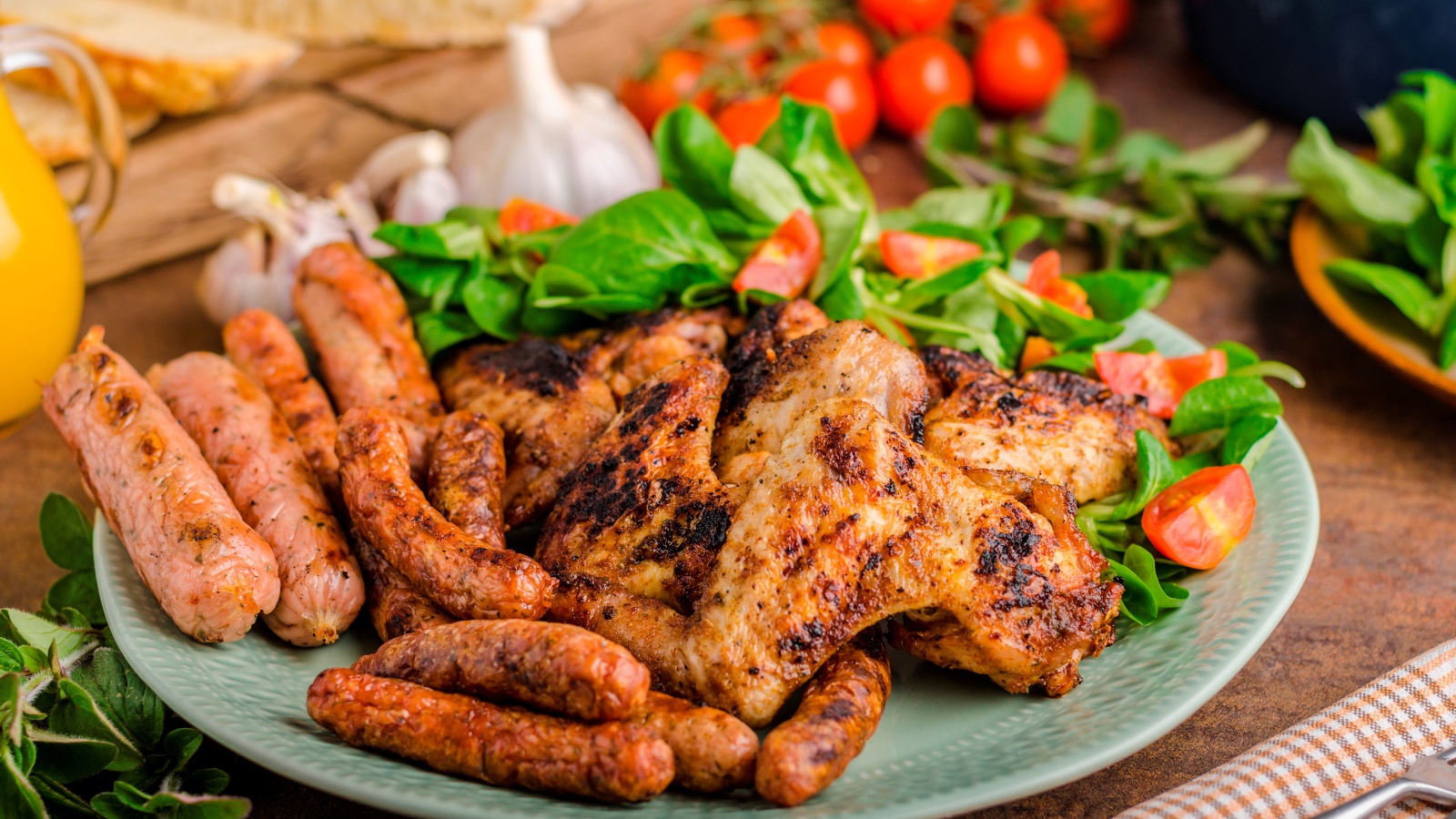 Жареные куриные крылышки с сосисками