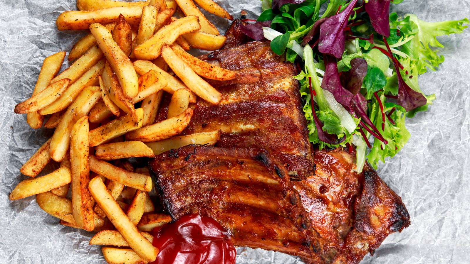 Жареные ребрышки с картофелем фри и салатом 