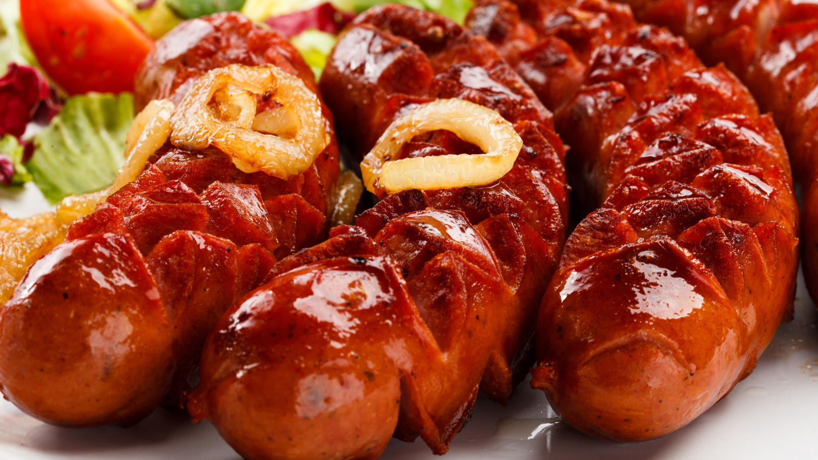 Жареные сосиски с кольцами лука