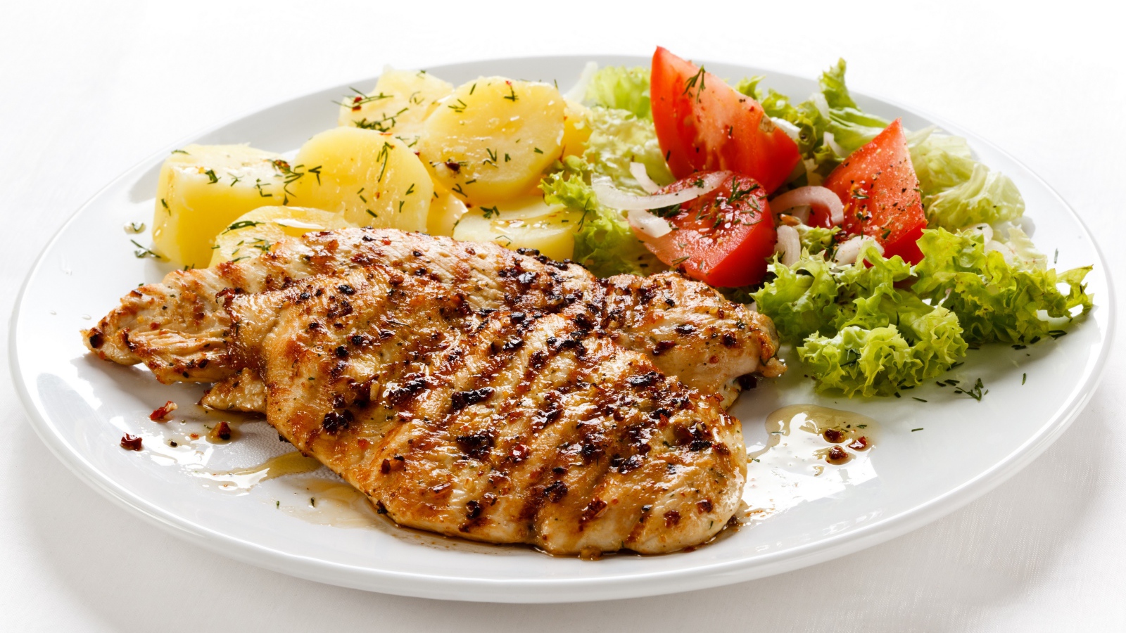 Жареная куриная грудка с овощами на белом фоне