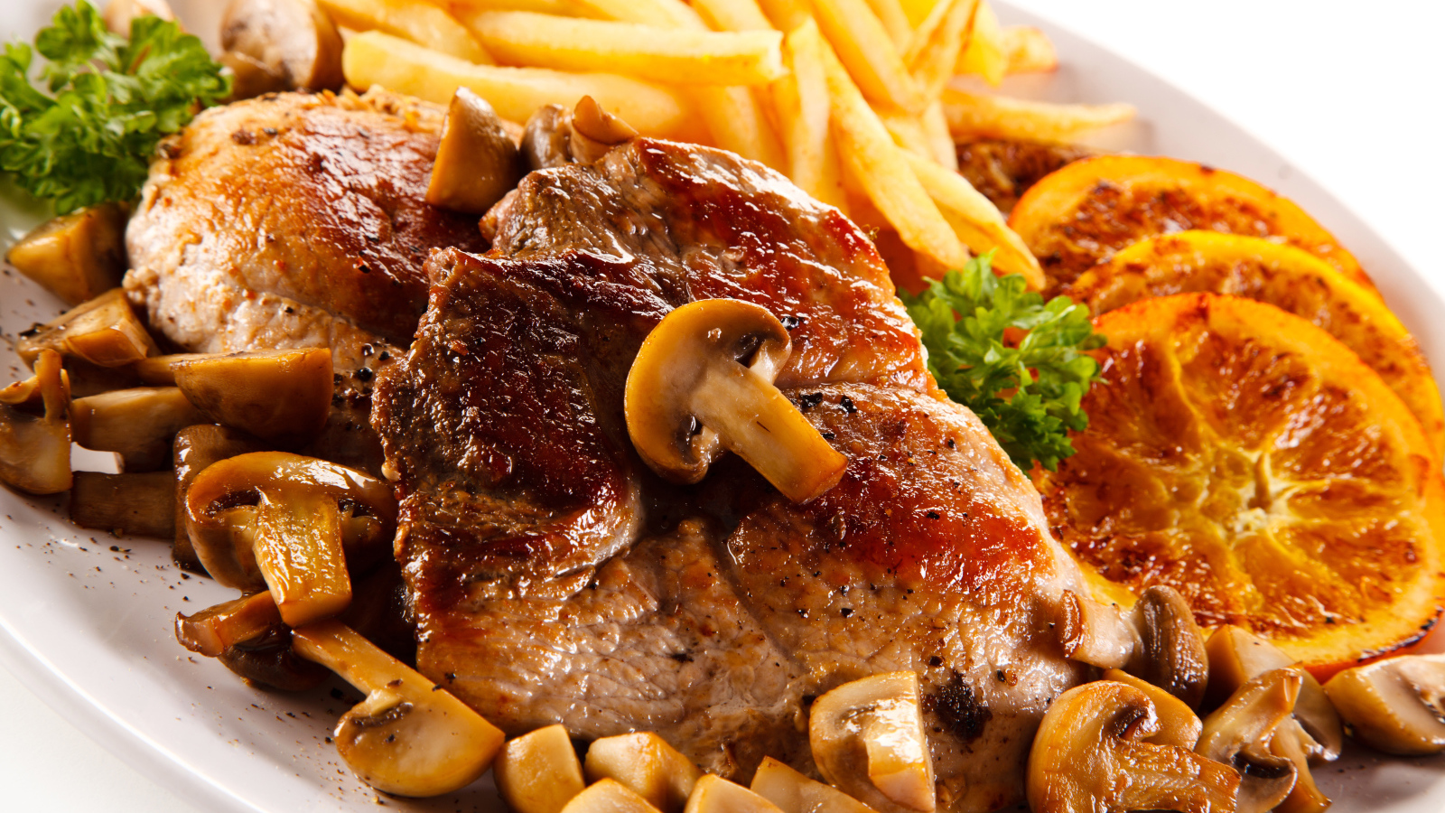 Мясо с картофелем, грибами и лимоном