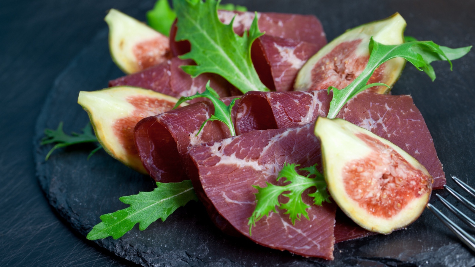 Руккола с мясом и кусочками инжира