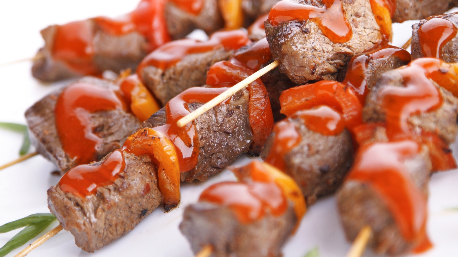 Шашлык на деревянных шпажках с соусом