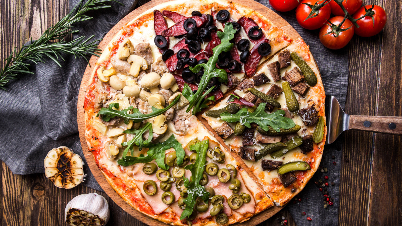 Пицца с оливками, грибами, колбасой и говядиной