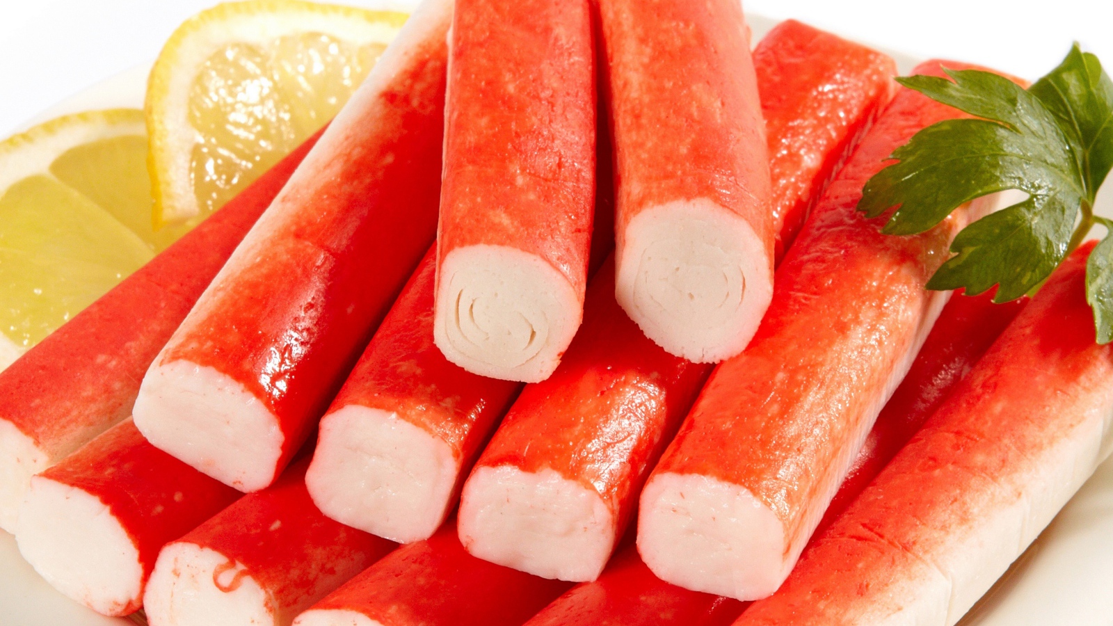 Крабовые палочки с лимоном крупным планом