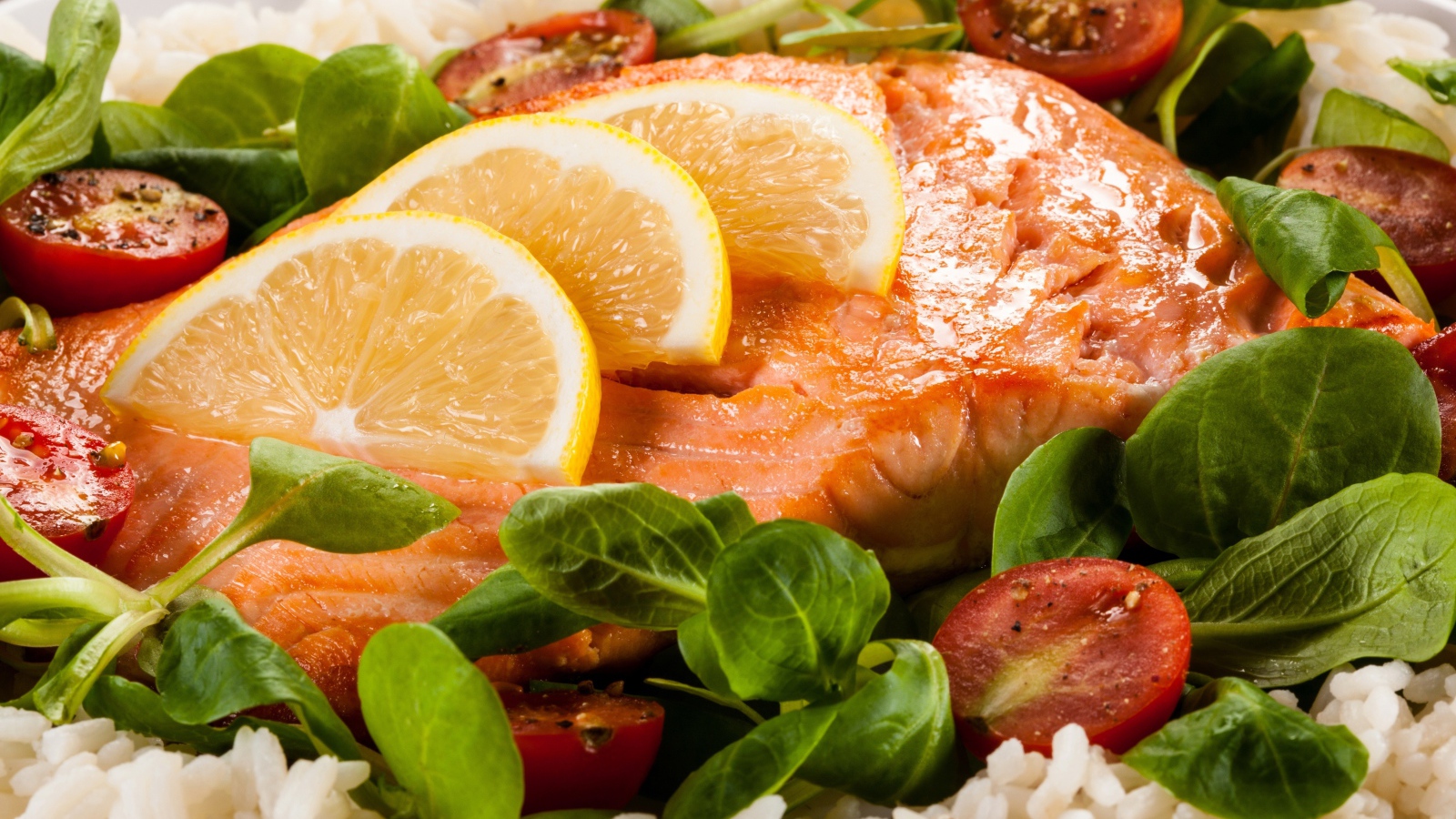 Жареная красная рыба с лимоном, помидорами, шпинатом и рисом