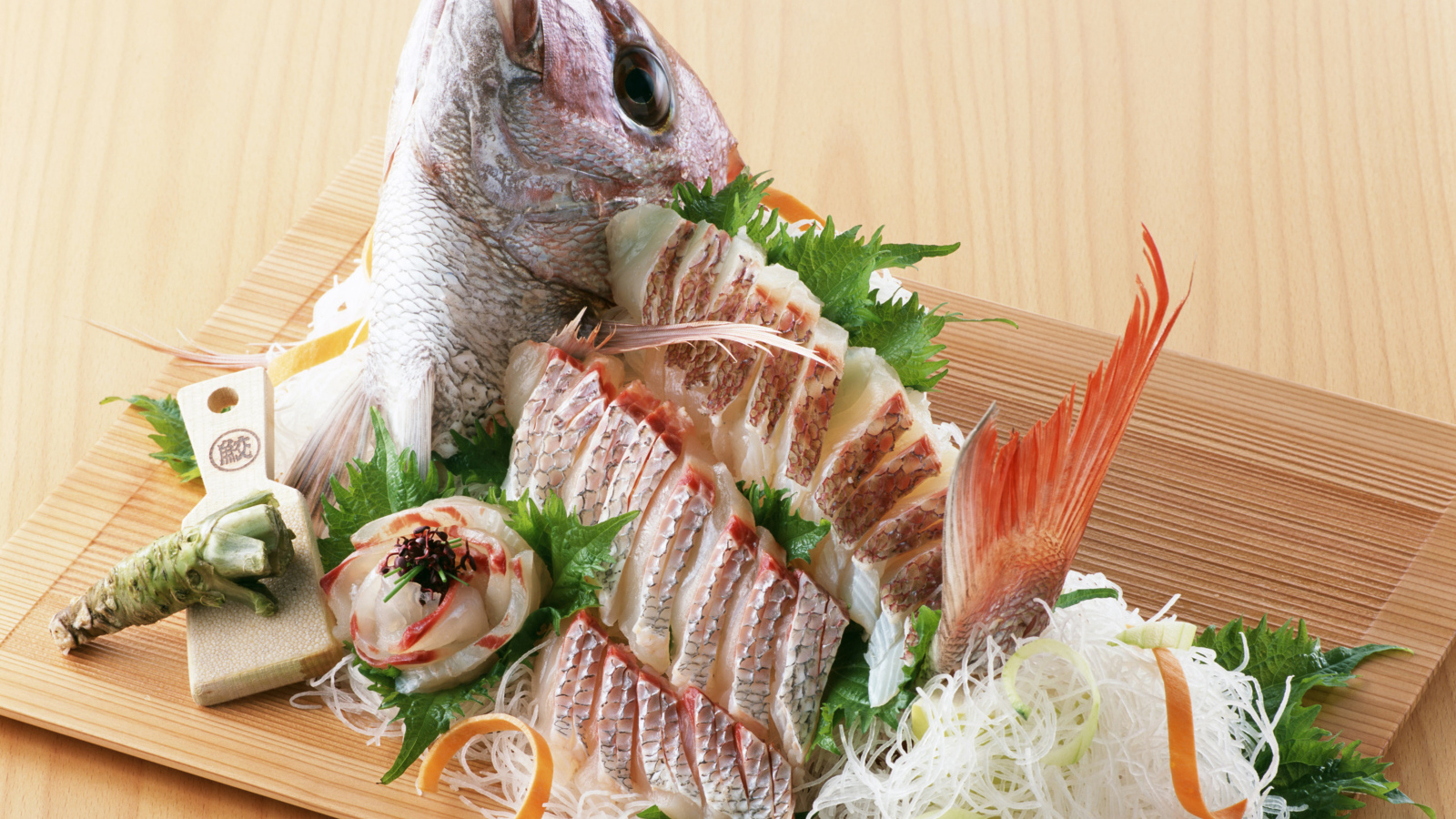 Нарезка из свежей рыбы на разделочной доске