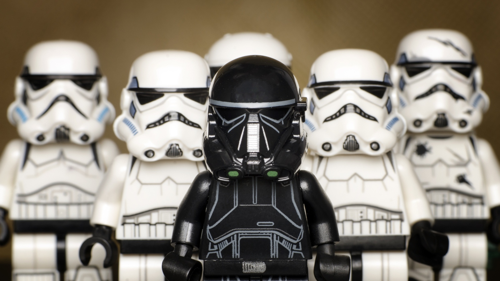 Маленькие фигурки штурмовиков из Звездных войн