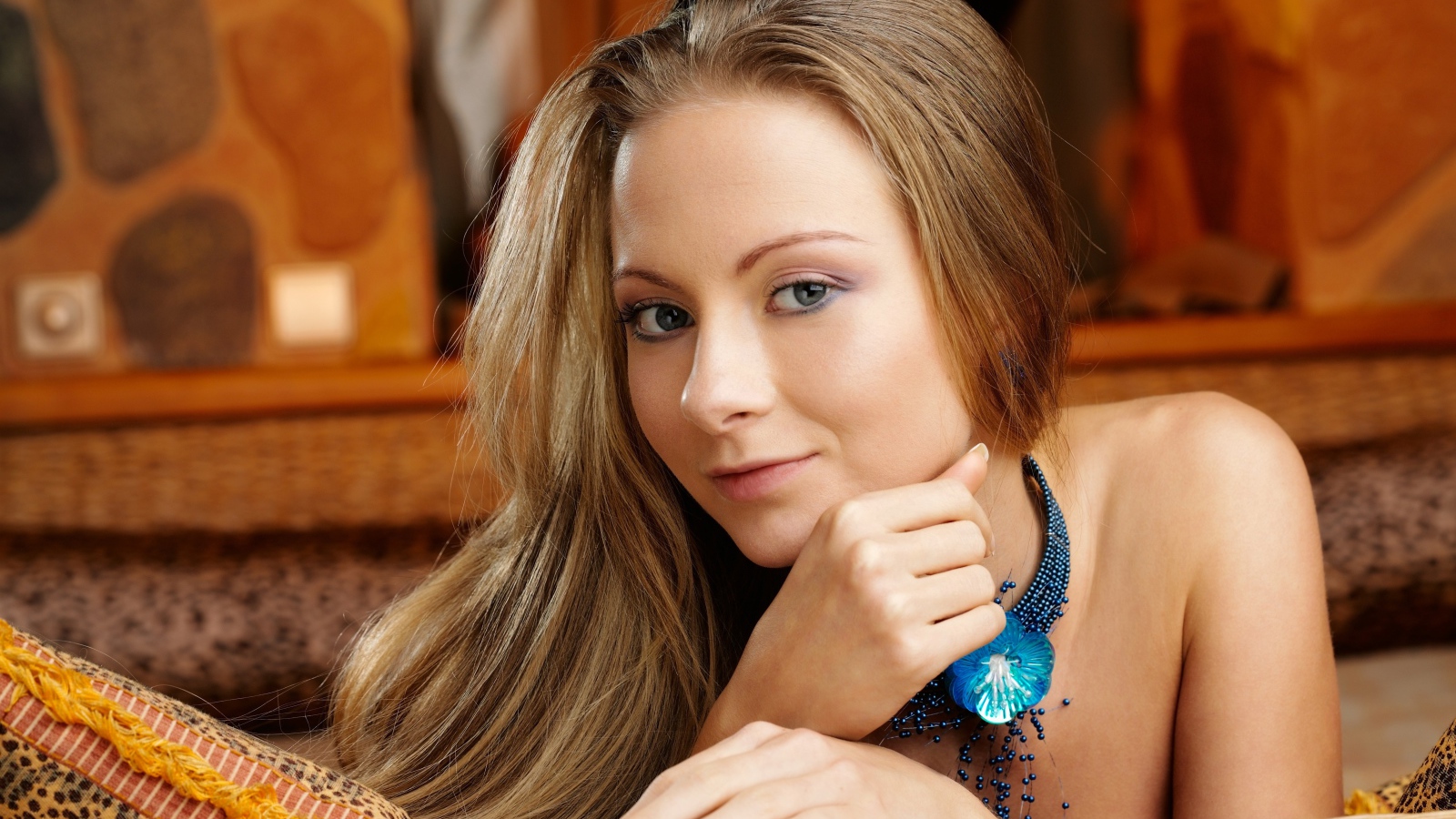 Настоящая девушка с красивым украшением на шее