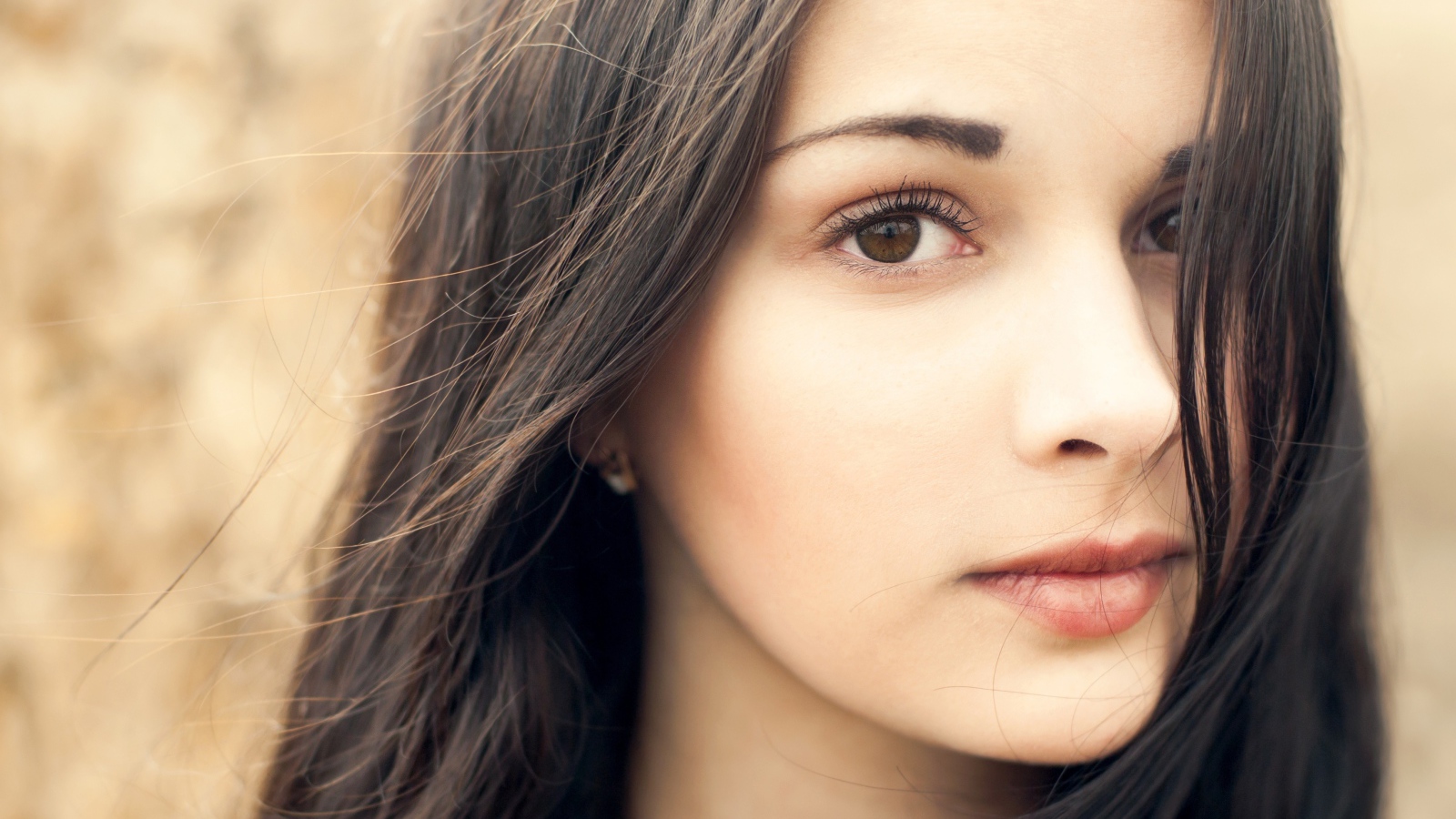 Нежная кареглазая девушка брюнетка с длинными волосами