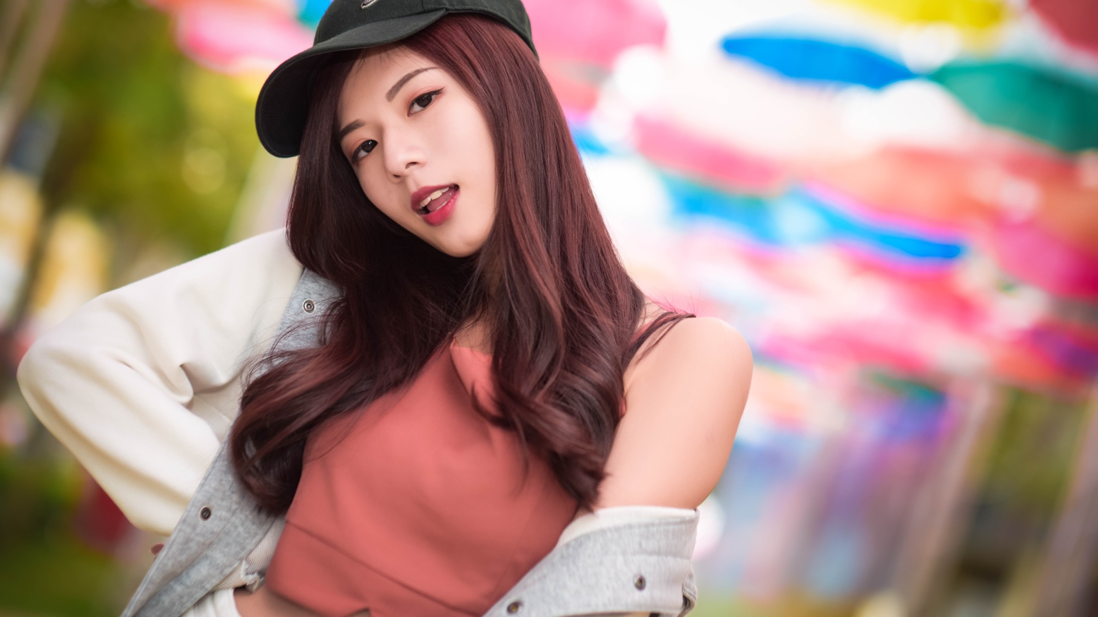 Девушка азиатка в черной кепке