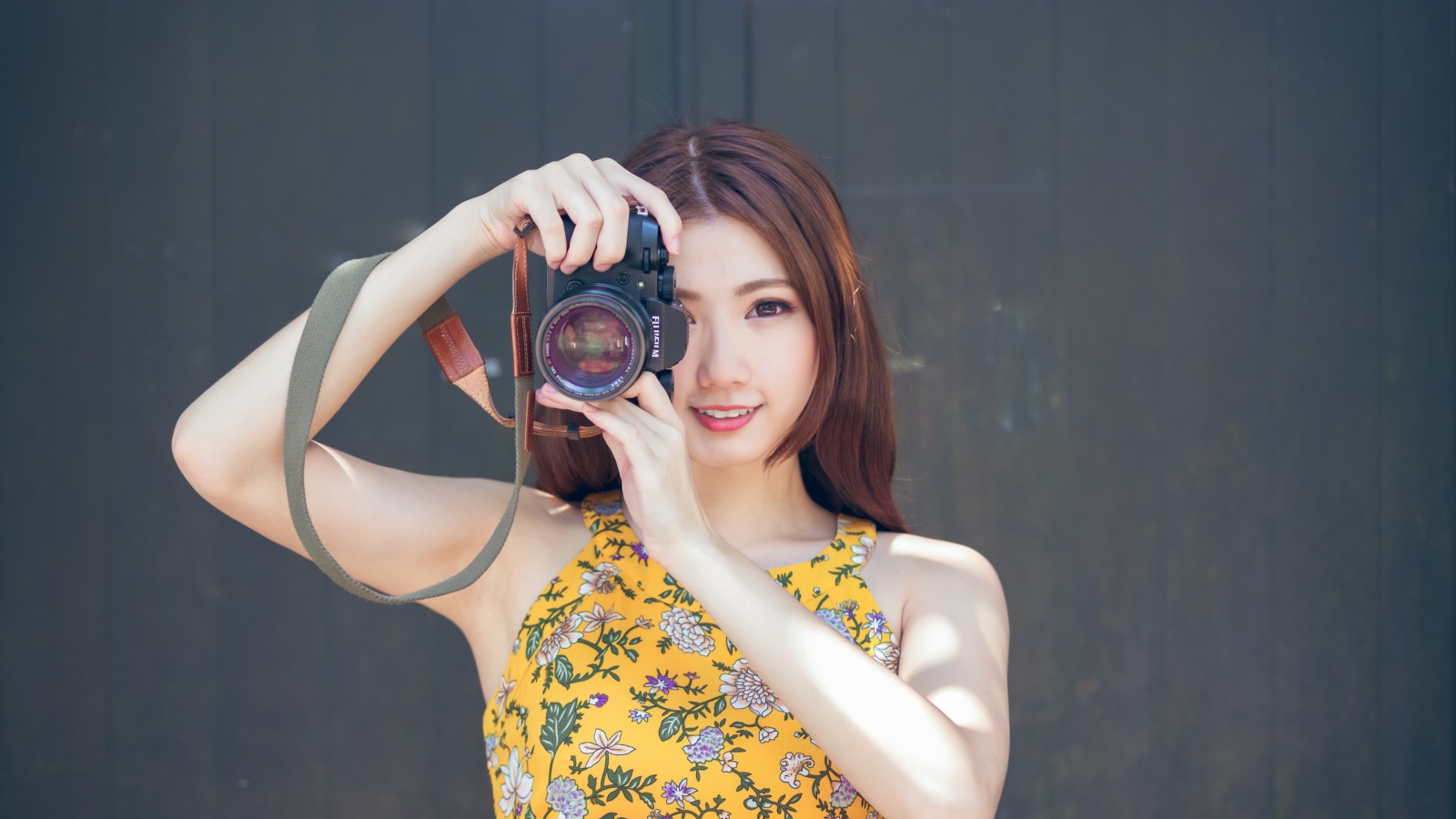 Девушка азиатка с фотоаппаратов в руках