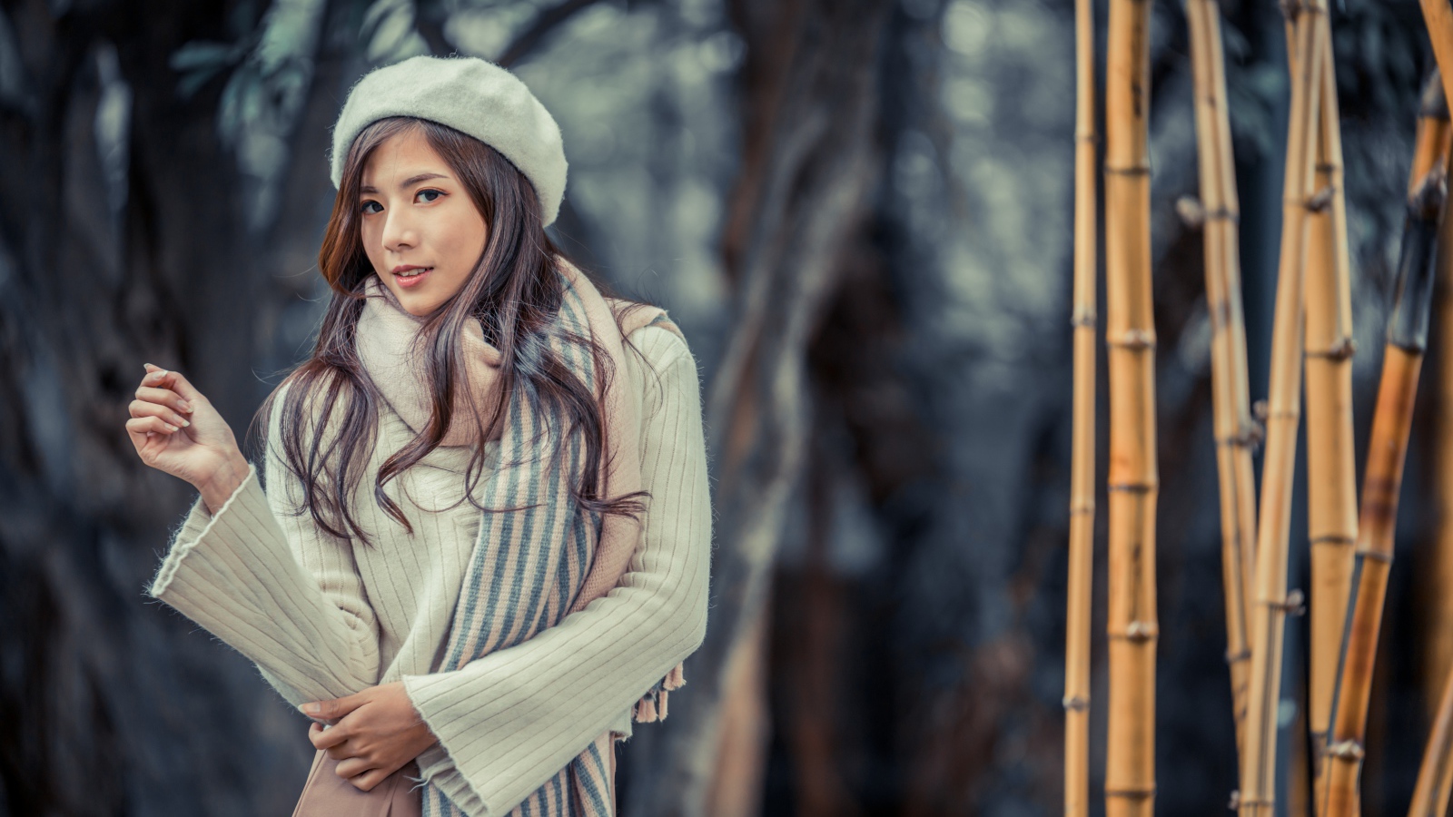 Красивая девушка азиатка в пальто с беретом на голове