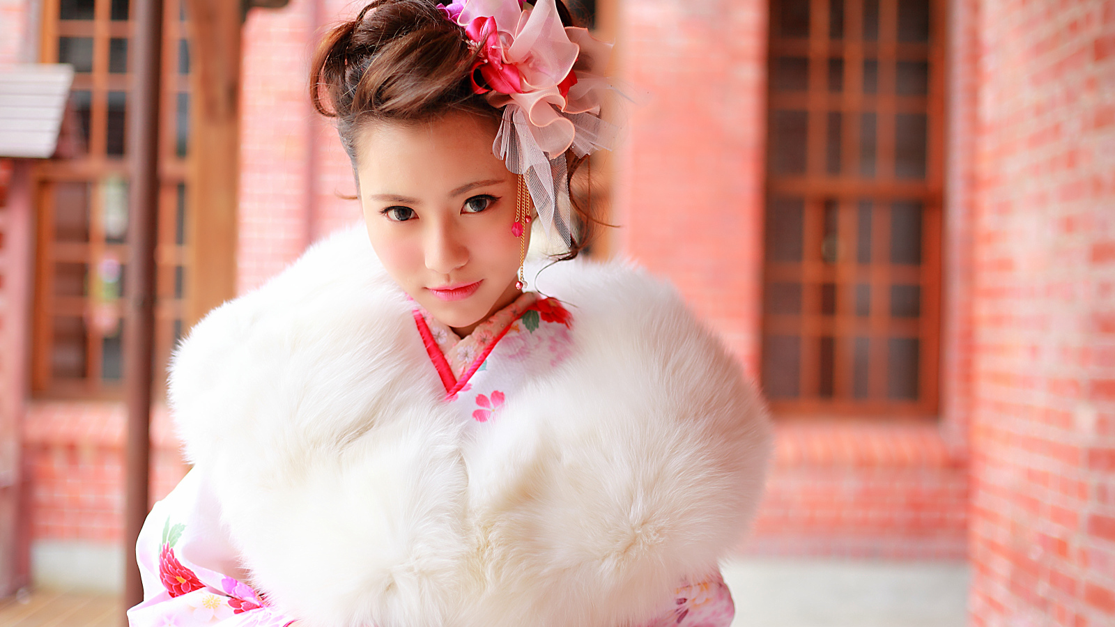 Красивая девушка азиатка в меховом манто