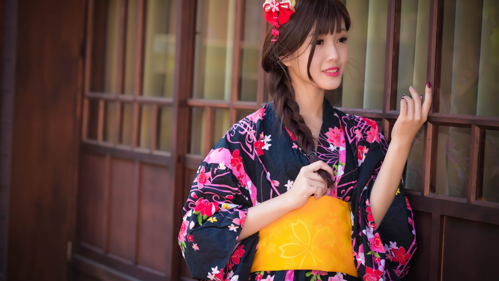 Красивая девушка азиатка в кимоно  с бантом в волосах 