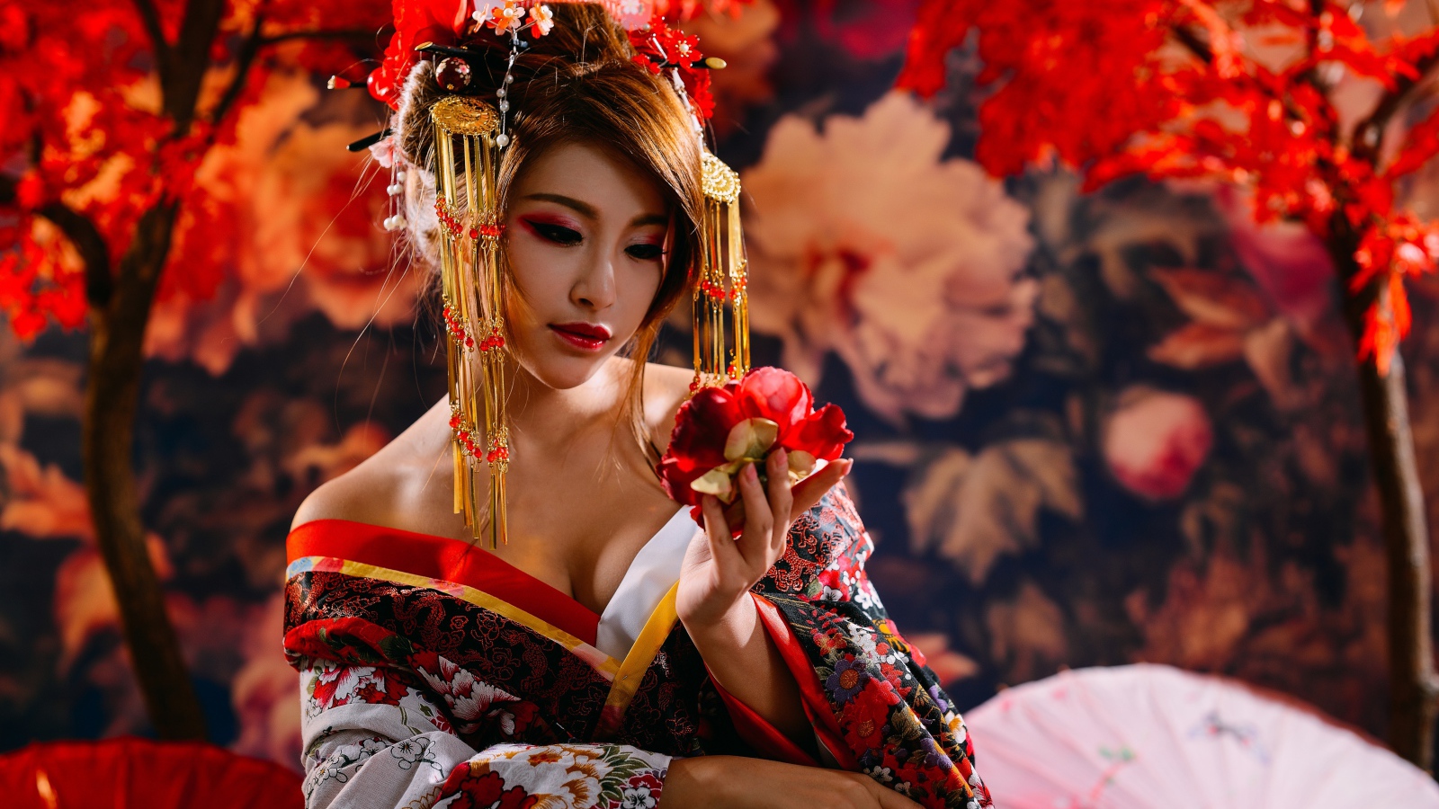 Красивая девушка азиатка в кимоно с цветком в руке