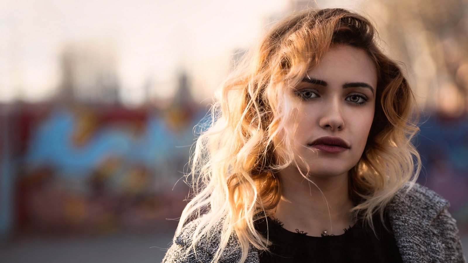 Красивая девушка блондинка в свете солнца