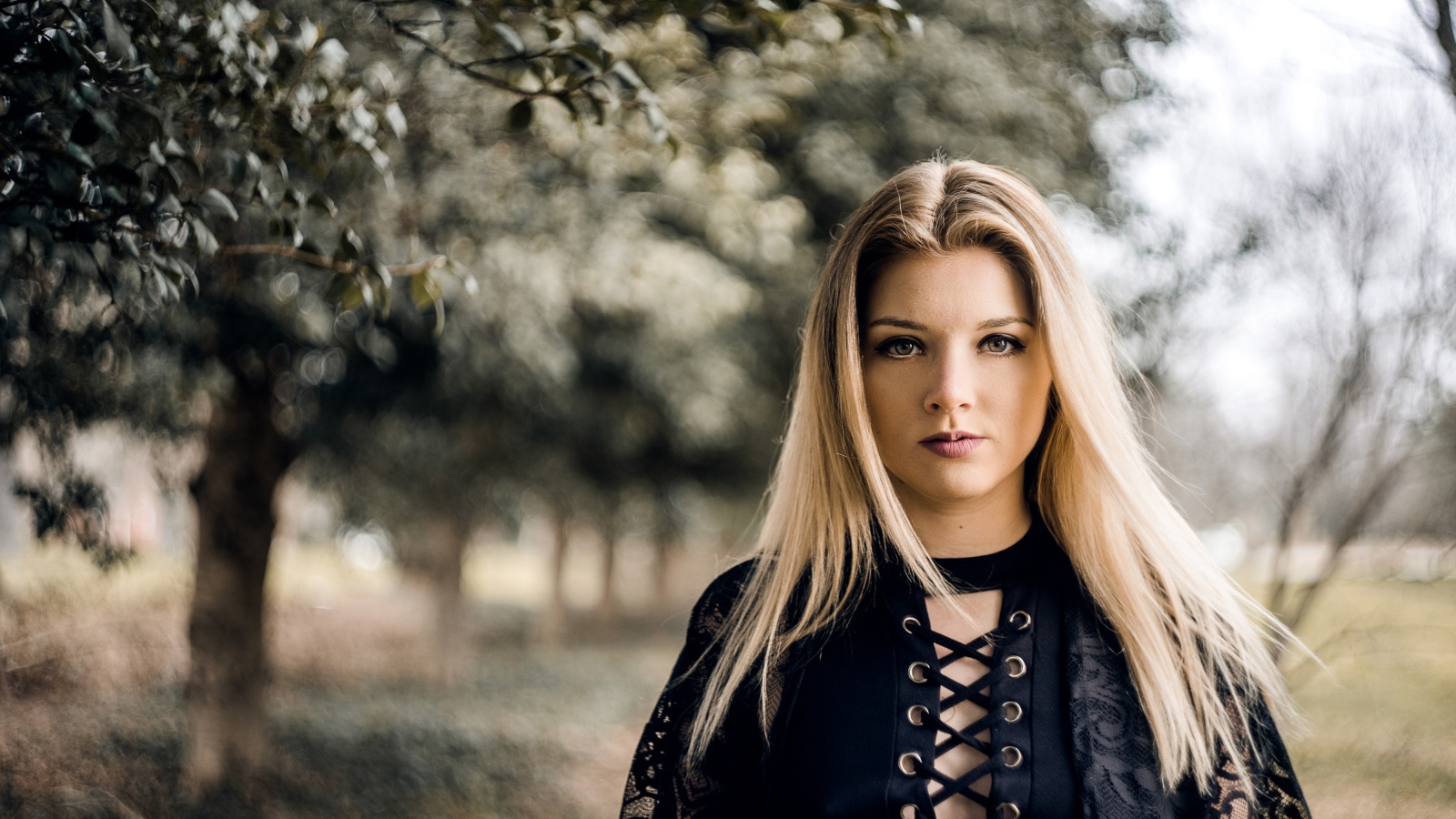 Красивая блондинка в черном платье 