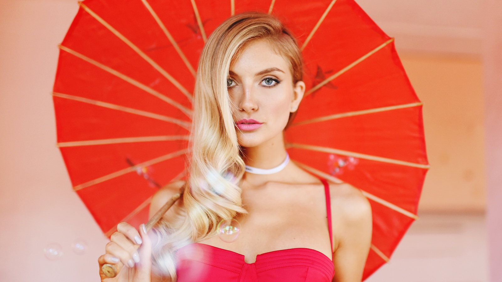 Красивая блондинка с красным зонтом