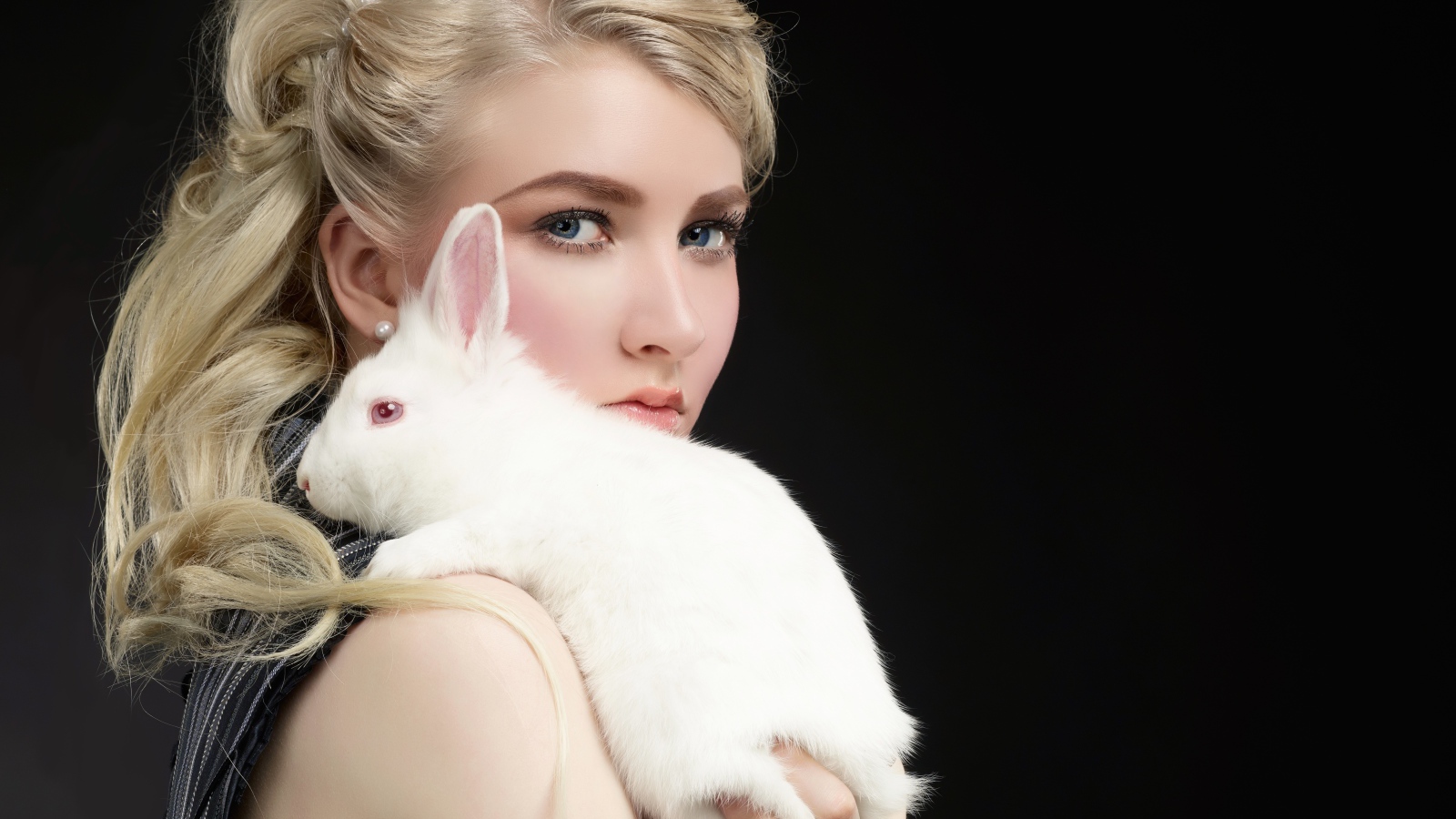 Красивая блондинка с белым кроликом на плече